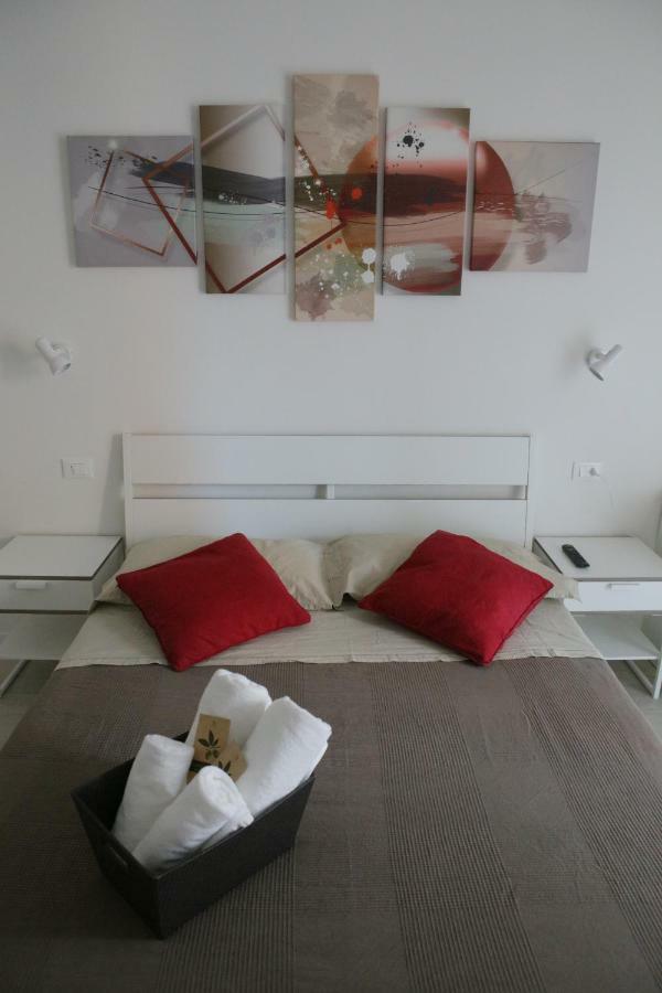 Soleluna Fiera 6 Rooms Bologne Extérieur photo